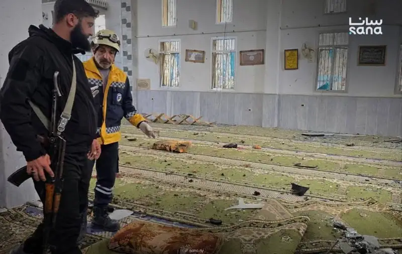 صور لآثار التف.جير داخل مسجد الإمام علي بن أبي طالب في حي وادي الذهب بحمص.