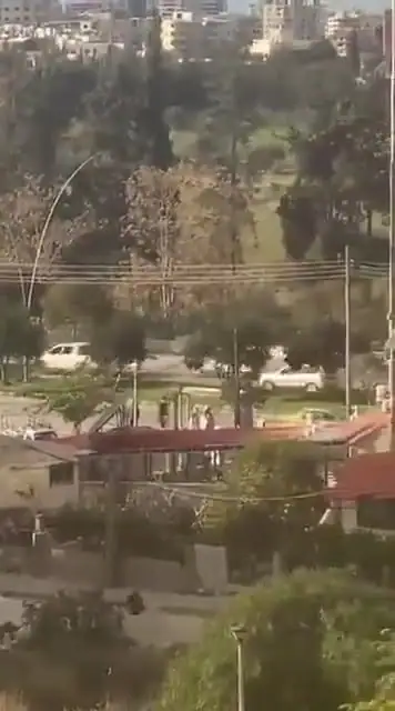 الجيش السوري يدخل بالدبابات إلى مدينة اللاذقية.