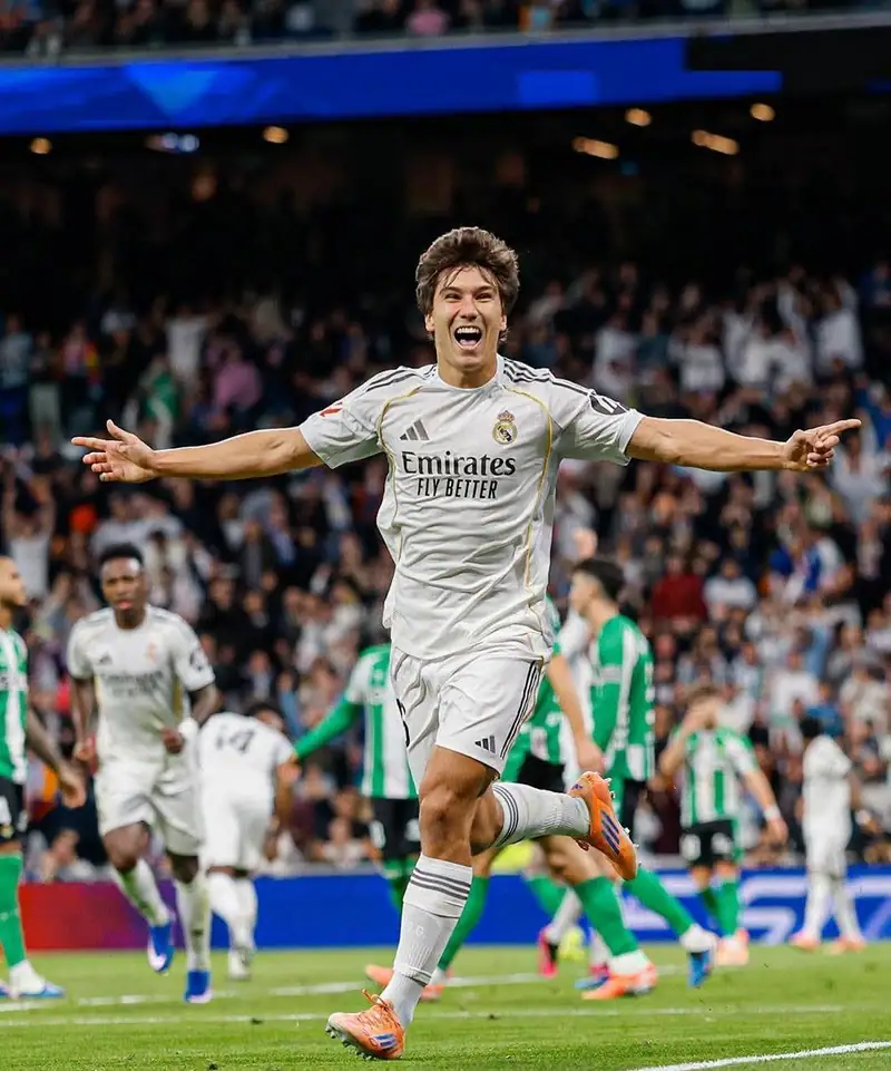 ريال مدريد يمطر شباك ريال بيتيس بـ5 أهداف مقابل هدف وحيد في الجولة الـ18 من الدوري الإسباني.
