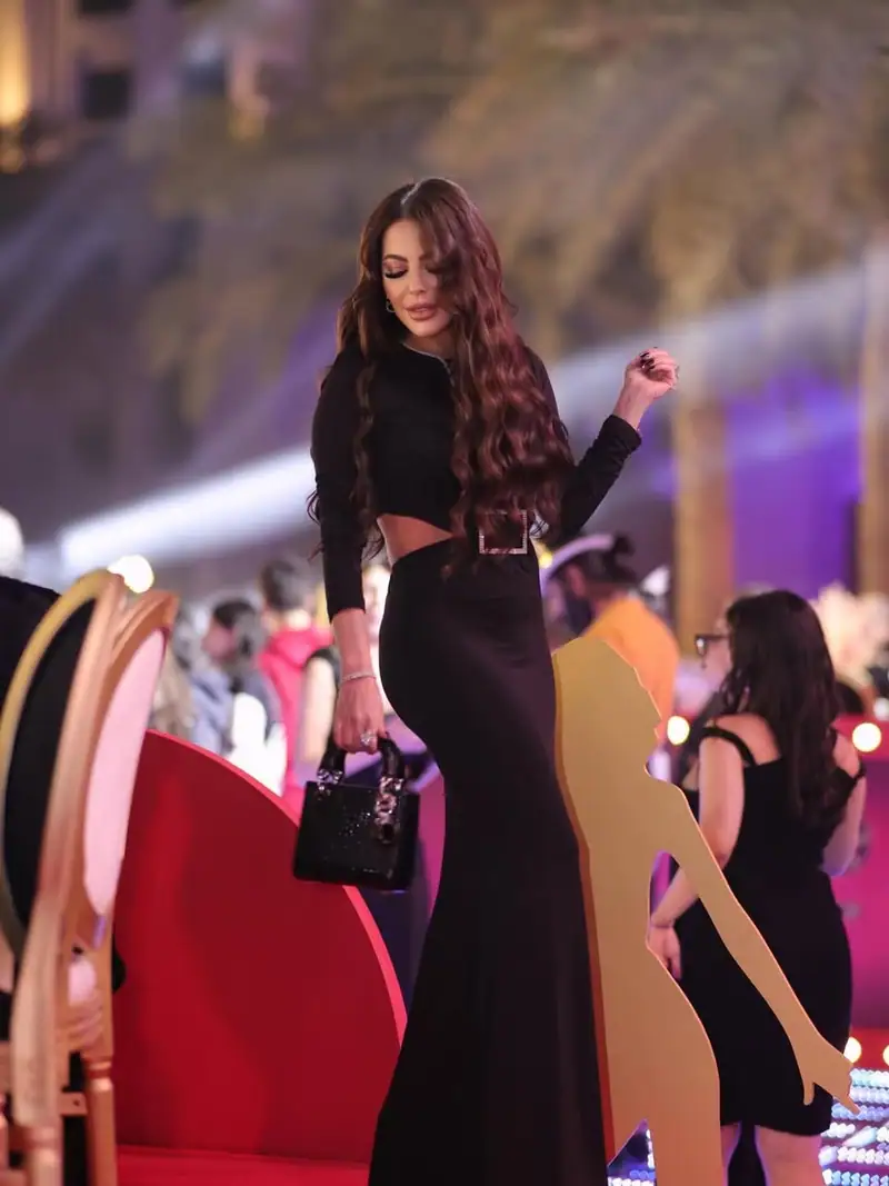 ليليا الأطرش بإطلالة سوداء لافتة في دبي