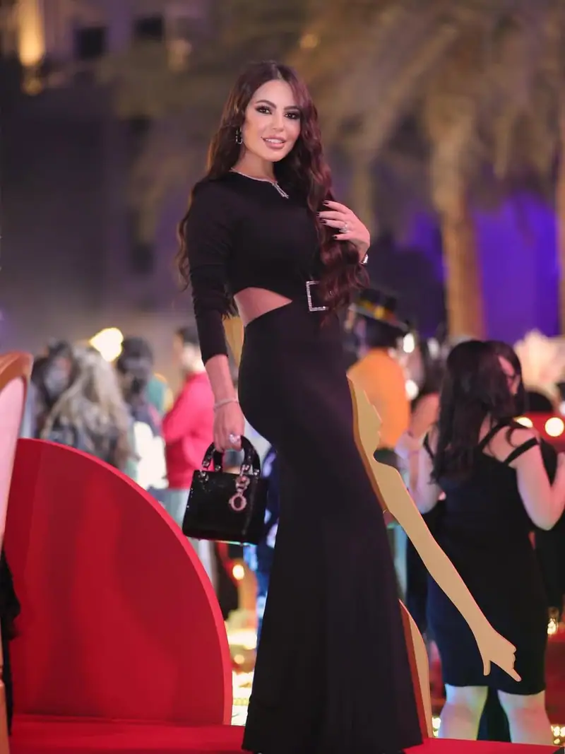 ليليا الأطرش بإطلالة سوداء لافتة في دبي