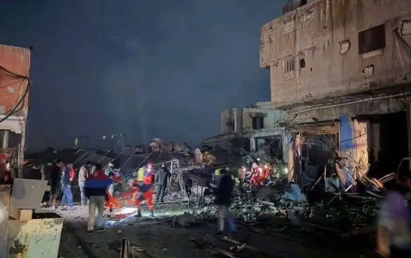المبنى المستهدف في الغارة الإسرائيلية جنوب مدينة صيدا مؤلّف من ثلاث طبقات ويضمّ محالّ تجارية