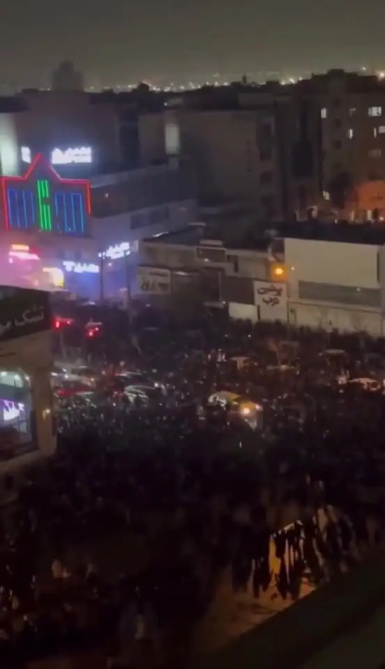 حشود ضخمة للمتظاهرين في العاصمة الإيرانية طهران