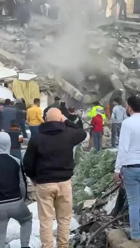 مناشدات للصليب الأحمر والدفاع المدني للتحرّك بسرعة بعد معلومات عن وجود أشخاص في المبنى المنهار في باب التيانة
