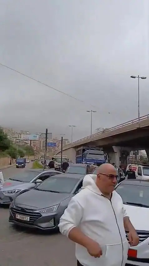 بالفيديو: قطع طريق خلدة بالاتجاهين احتجاجاً على قرارات الحكومة بزيادة أسعار المحروقات