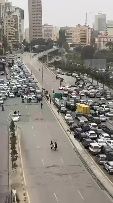 السير متوقف عند جسر الرينغ بسبب قطع الطريق احتجاجًا على رفع سعر البنزين