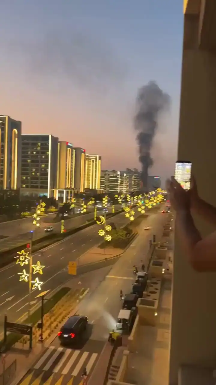مشاهد متداولة لسقوط شظايا صاروخ تم اعتراضه فوق دبي