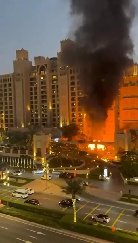 مشاهد متداولة لسقوط شظايا صاروخ تم اعتراضه فوق دبي