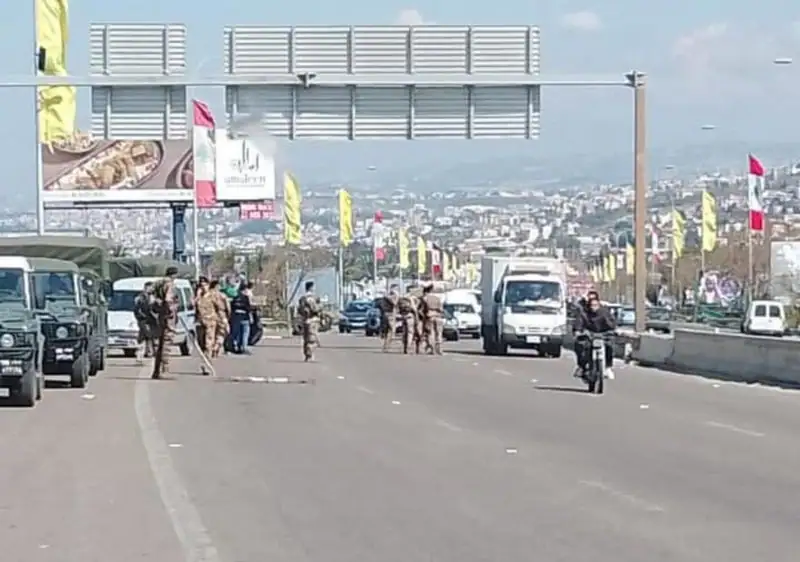 الجيش اللبناني يستحدث حاجزاً على اوتوستراد الزهراني باتجاه النبطية لمواكبة المارة المتجهين جنوباً.