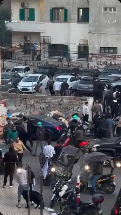 إشكال في منطقة الحمرا بين نازحين وأهالي المنطقة على خلفية رفع أعلام الحزب داخل الحي.