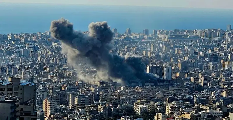 غارة عنيفة استهدفت الحدث حي الجاموس
