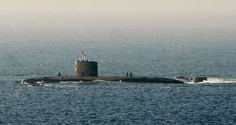 كشفت صحيفة “ديلي ميل” البريطانية عن تمركز غواصة نووية تابعة للبحرية الملكية البريطانية من طراز HMS Anson في بحر العرب