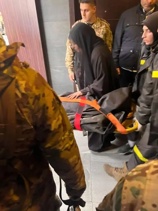 لحظة مؤثرة... زوجة المستهدف في الحازمية ترافق جثمانه