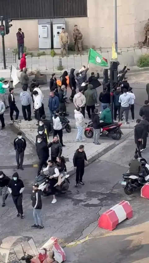 تجمّع عدد من مناصري "حزب الله" أمام السراي الحكومي في تحرّك احتجاجي