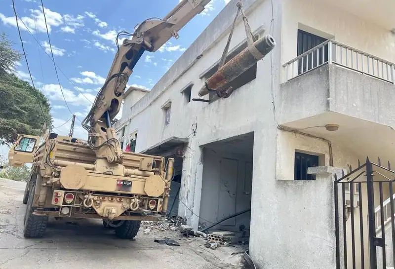 عملت وحدة مختصة من الجيش على تفكيك قنبلة طيران غير منفجرة من مخلفات العدوان الإسرائيلي في بلدة تبنين – بنت جبيل