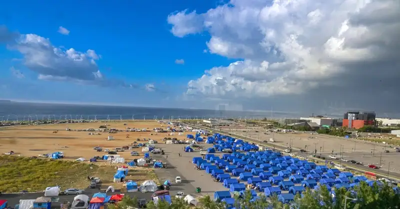 صور ألمخيم الجديد عند واجهة بيروت البحرية.