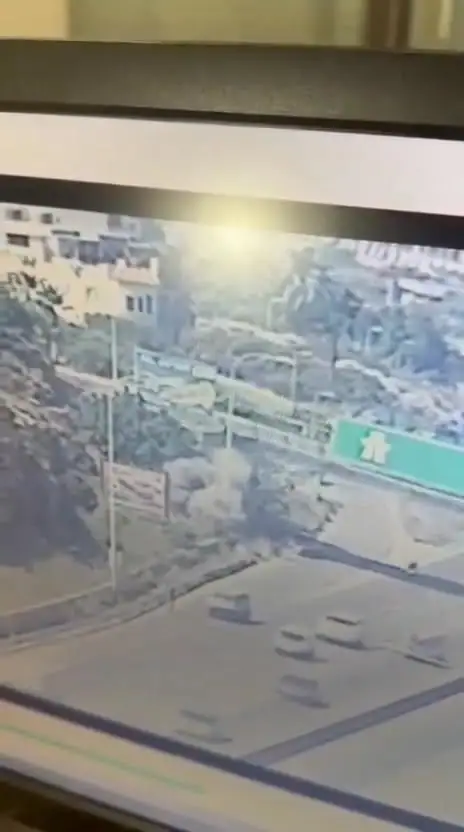 لحظة الغارة على أوتستراد خلدة