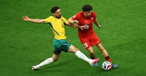 تتقدم حالياً أستراليا على تركيا بنتيجة 1 – 0 ضمن منافسات دور المجموعات في كأس العالم 2026.