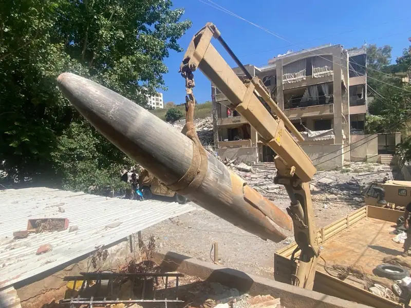 الجيش ينفذ مهماته في المناطق المتضررة من العدوان الإسرائيلي عبر تفكيك قنابل طيران غير منفجرة والكشف على…