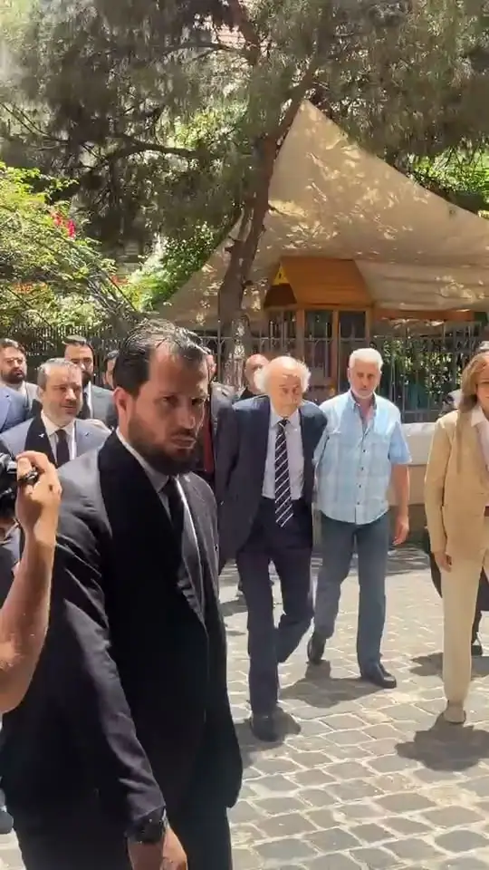الرئيس السابق للحزب التقدمي الاشتراكي وليد جنبلاط يستقبل وزير الخارجية السوري أسعد الشيباني في دارته في كليمنصو.