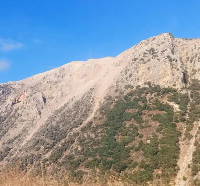 صور تُظهر آثار التفجير الضخم في محيط منطقة الشقيف جنوب لبنان، حيث خلّف أضراراً واضحة في المكان وسط حالة من الترقب