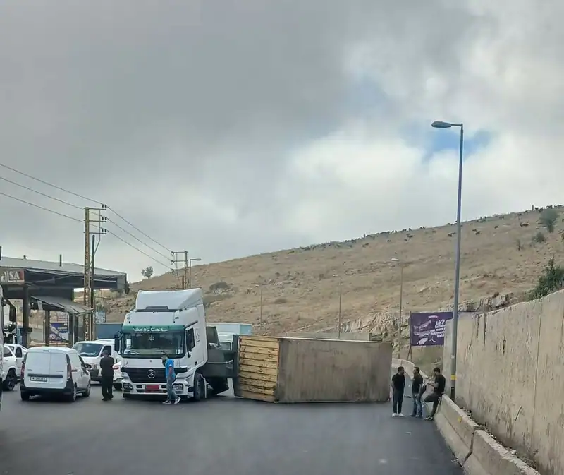 عاجل | انقلاب شاحنة على طريق ضهر البيدر